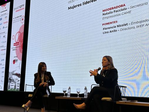 Moderando un panel · Empresarias CAME